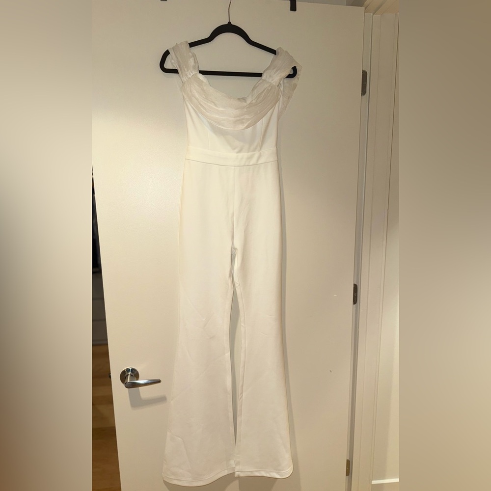 Miss Circle White Sherlyn Off Shoulder Flared Crepe Jumpsuit; Size XS